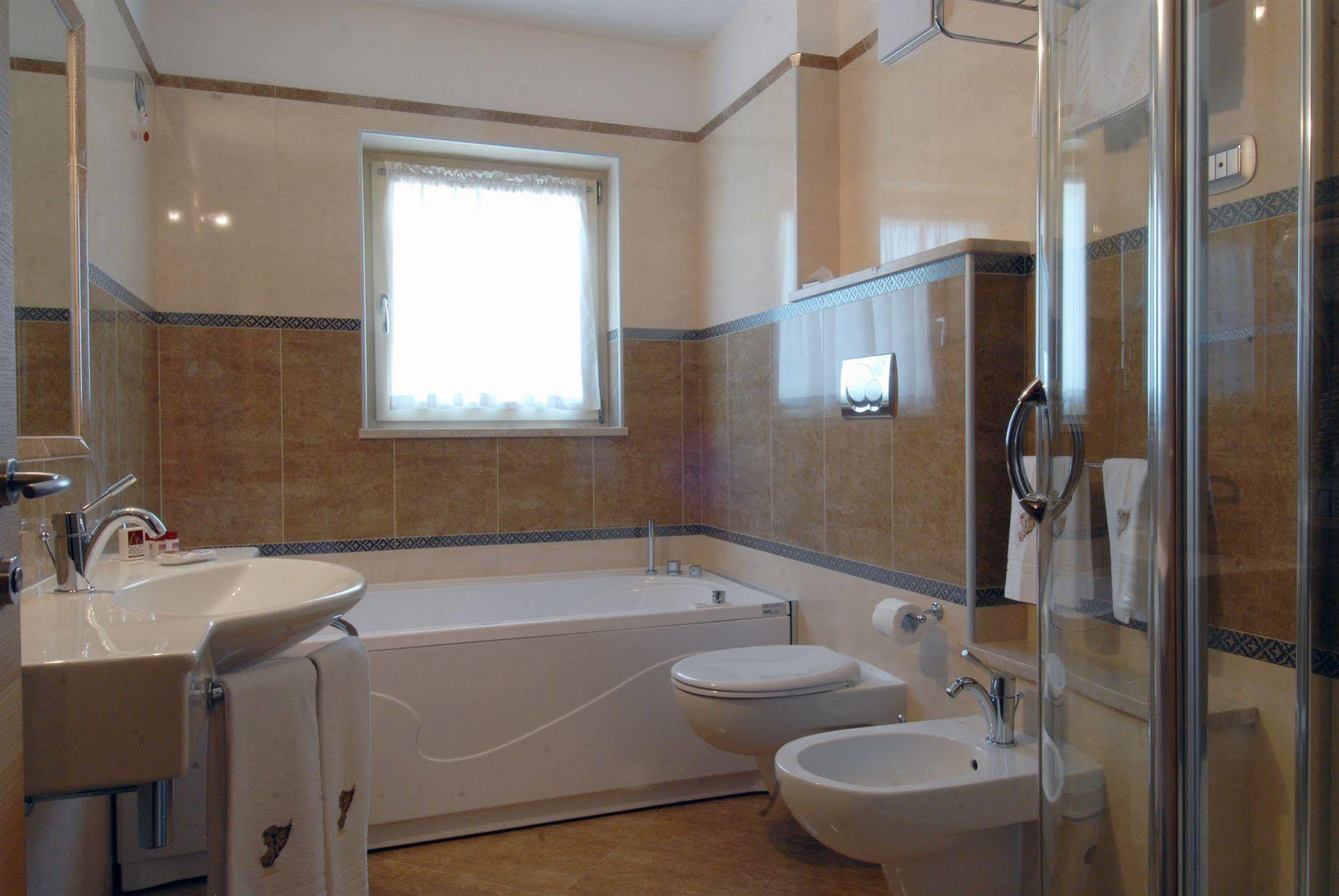 Hotel Garni Vittoria Fiera Di Primiero Luaran gambar